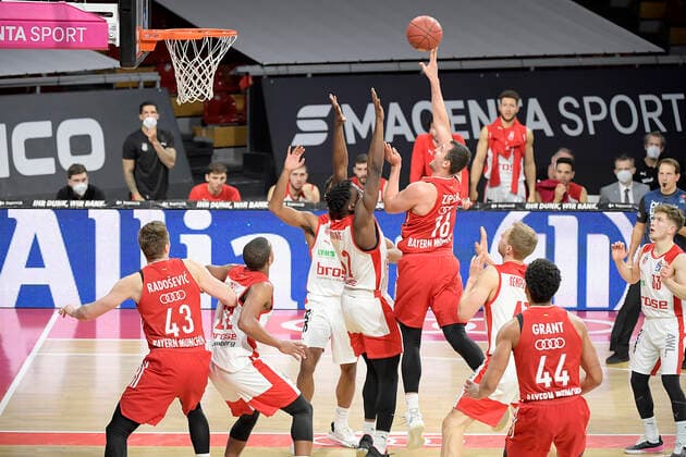 27 12 2020, xemx, Basketball BBL Bundesliga, FC Bayern Muenchen Basketball Brose Bamberg emspor, f l Leon Radosevic FC Bayern Basketball , Devon Hall Brose Bamberg , Norense Odiase Brose Bamberg und Paul Zipser FC Bayern Basketball Muenchen