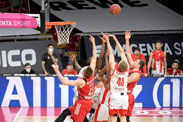 27 12 2020, xemx, Basketball BBL Bundesliga, FC Bayern Muenchen Basketball Brose Bamberg emspor, f l Leon Radosevic FC Bayern Basketball , Norense Odiase Brose Bamberg , Devon Hall Brose Bamberg ,Christian Sengfelder Brose Bamberg und Paul Zipser FC Bayern Basketball Muenchen