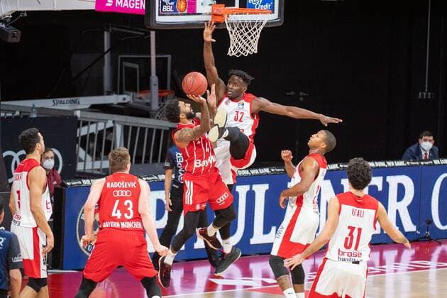 D Seeley 4 FC Bayern , Norense Odiase 32 Brose Bamberg , FC Bayern Basketball vs Brose Bamberg, BBL, 27 12 2020 Muenchen Bayern Germany Copyright: xkolbert-press UlrichxGamelx
