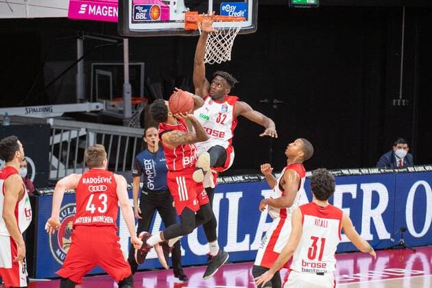 Norense Odiase 32 Brose Bamberg , D Seeley 4 FC Bayern , FC Bayern Basketball vs Brose Bamberg, BBL, 27 12 2020 Muenchen Bayern Germany Copyright: xkolbert-press UlrichxGamelx
