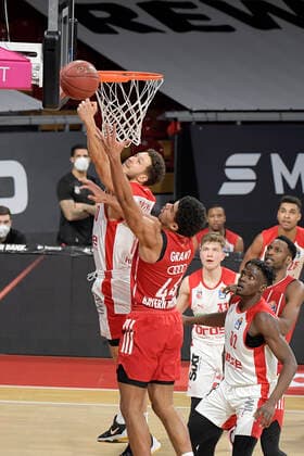27 12 2020, xemx, Basketball BBL Bundesliga, FC Bayern Muenchen Basketball Brose Bamberg emspor, v l Joanic Gruettner Bacoul Brose Bamberg and Sasha Grant FC Bayern Basketball duel, duel, fight, tackle Muenchen