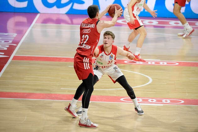 27 12 2020, xemx, Basketball BBL Bundesliga, FC Bayern Muenchen Basketball Brose Bamberg emspor, v l Diego Flaccadori FC Bayern Basketball and Bennet Hundt Brose Bamberg Muenchen.