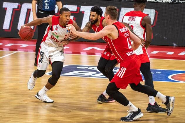 Devon Hall 22 Brose Bamberg , D Seeley 4 FC Bayern , Leon Radosevic 43 FC Bayern , FC Bayern Basketball vs Brose Bamberg, BBL, 27 12 2020 Muenchen Bayern Germany Copyright: xkolbert-press UlrichxGamelx