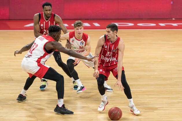 Basketball, BBL, 20201227, FC Bayern Munich brose Bamberg Pictured Norense ODIASE brose Bamberg, 32 , JaJuan JOHNSON FC Bayern Munich, 25 , Bennet HUNDT brose Bamberg, 33 and Diego FLACCADORI FC Bayern Munich, 12 Munich Audi Dome Bayern Germany. Copyright: Passion2Press.dex xMarkusxFischerx