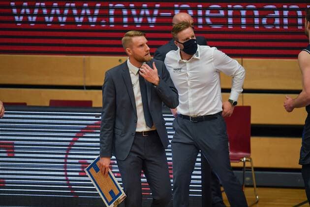 GER, Basketball, RASTA Vechta vs Crailsheim Merlins 27 12 2020, RASTA Dome, Vechta, GER, easy Credit BBL, RASTA Vechta vs s Crailsheim Merlins, pictured time out Tuomas IISALO Crailsheim MERLINS Headcoach Joonas IISALO Crailsheim MERLINS Assistantcoach nordphotoxRojahn nph00310