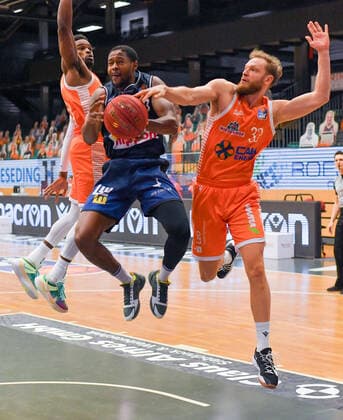 GER, Basketball, RASTA Vechta vs Crailsheim Merlins 27 12 2020, RASTA Dome, Vechta, GER, easy Credit BBL, RASTA Vechta vs s Crailsheim Merlins, in picture Haywood HIGHSMITH Crailsheim MERLINS 7 Josh YOUNG Rasta Vechta 8 Robin CHRISTEN Rasta Vechta 33 nordphotoxRojahn nph00310