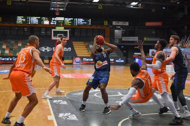 GER, Basketball, RASTA Vechta vs Crailsheim Merlins 27 12 2020, RASTA Dome, Vechta, GER, easy Credit BBL, RASTA Vechta vs s Crailsheim Merlins, in picture Tim COLEMAN Crailsheim MERLINS 11 Josh YOUNG Rasta Vechta 8 Ikenna IROEGBU Rasta Vechta 2 Fabian BLECK Crailsheim MERLINS 9 nordphotoxRojahn nph00310
