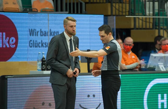 GER, Basketball, RASTA Vechta vs Crailsheim Merlins 27 12 2020, RASTA Dome, Vechta, GER, easy Credit BBL, RASTA Vechta vs s Crailsheim Merlins, in picture Short info from referee Martin MATIP for Tuomas IISALO Crailsheim MERLINS Headcoach nordphotoxRojahn nph00310