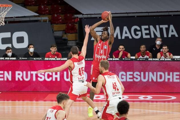 Basketball, BBL, 20201227, FC Bayern Munich brose Bamberg In the picture Jalen REYNOLDS FC Bayern Munich, 8 at the throw, David KRAVISH brose Bamberg, 45 defends Munich Audi Dome Bayern Germany Copyright: Passion2Press.dex xMarkusxFischerx