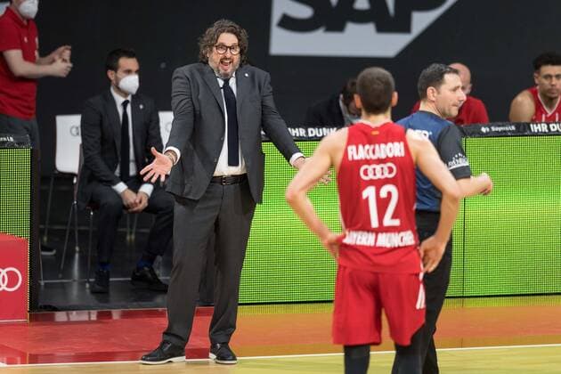 Basketball, BBL, 20201227, FC Bayern Munich brose Bamberg In the picture Head Coach of FC Bayern Munich Andrea TRINCHIERI dissatisfied and Diego FLACCADORI FC Bayern Munich, 12 Munich Audi Dome Bayern Germany Copyright: Passion2Press.dex xMarkusxFischerx