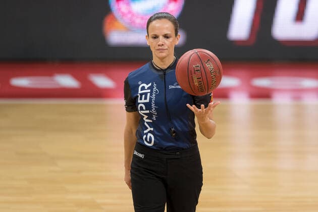 Basketball, BBL, 20201227, FC Bayern München brose Bamberg In the picture referee Anne PANTHER throwing ball loosely in air Munich Audi Dome Bayern Germany Copyright: Passion2Press.dex xMarkusxFischerx