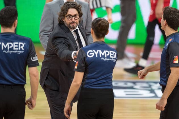 Basketball, BBL, 20201227, FC Bayern München brose Bamberg In the picture Head Coach of FC Bayern München Andrea TRINCHIERI and referee Anne PANTHER applaud after the match Munich Audi Dome Bayern Germany Copyright: Passion2Press.dex xMarkusxFischerx