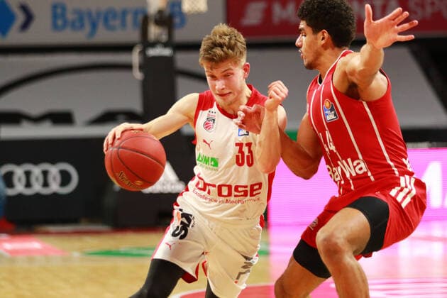 44 Sasha Grant FCBB, red, vs 33 Bennet Hundt, Bamberg basketball, 1 Bundesliga, BBL, FC Bayern Munich, Brose Bamberg, Audi Dome, 27 12 2020 PHOTO Mladen Lackovic LakoPress