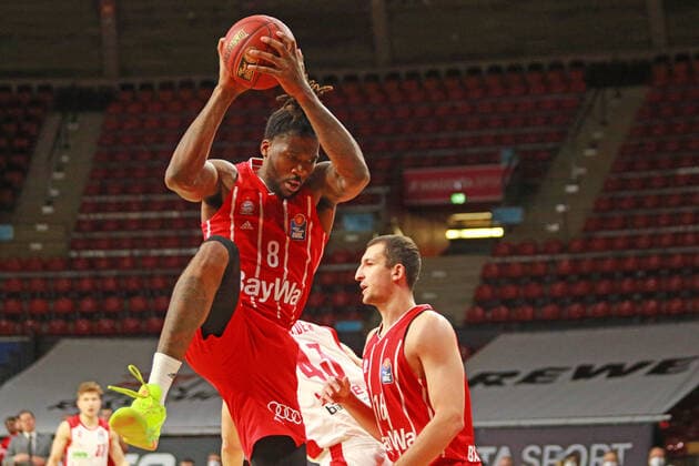8 Jalen Reynolds FCBB, on the ball, basketball, 1 Bundesliga, BBL, FC Bayern Munich, Brose Bamberg, Audi Dome, 27 12 2020 PHOTO Mladen Lackovic LakoPress