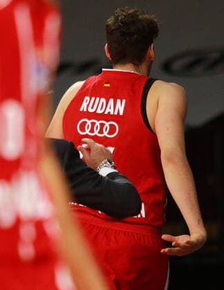 Coach Andrea Trinchieri FCBB, sends his player Matej Rudan to the dressing room early Basketball, 1 Bundesliga, BBL, FC Bayern Munich, Brose Bamberg, Audi Dome, 27 12 2020 PHOTO Mladen Lackovic LakoPress