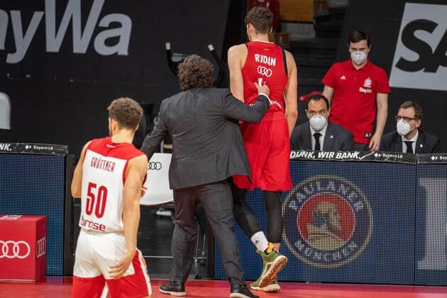 Head Coach Andrea Trinchieri FC Bayern ejects Matej Rudan 66 FC Bayern, FC Bayern Basketball vs Brose Bamberg, BBL, 27 12 2020 Muenchen Bayern Germany Copyright: xkolbert-press UlrichxGamelx