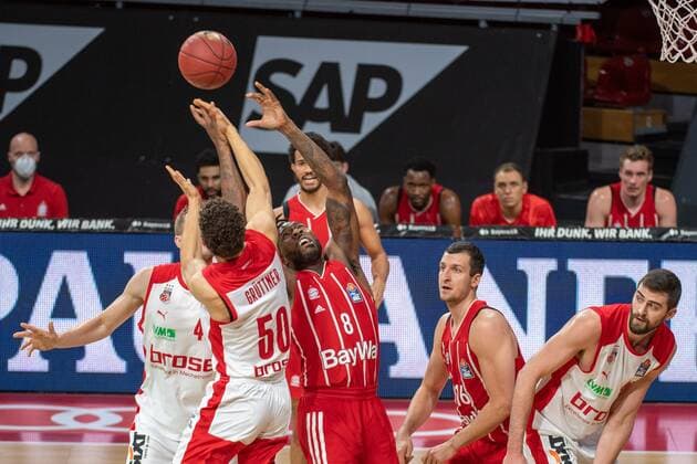 Joanic Gruettner Bacoul 50 Brose Bamberg , Jalen Reynolds 8 FC Bayern , FC Bayern Basketball vs Brose Bamberg, BBL, 27 12 2020 Muenchen Bayern Germany Copyright: xkolbert-press UlrichxGamelx