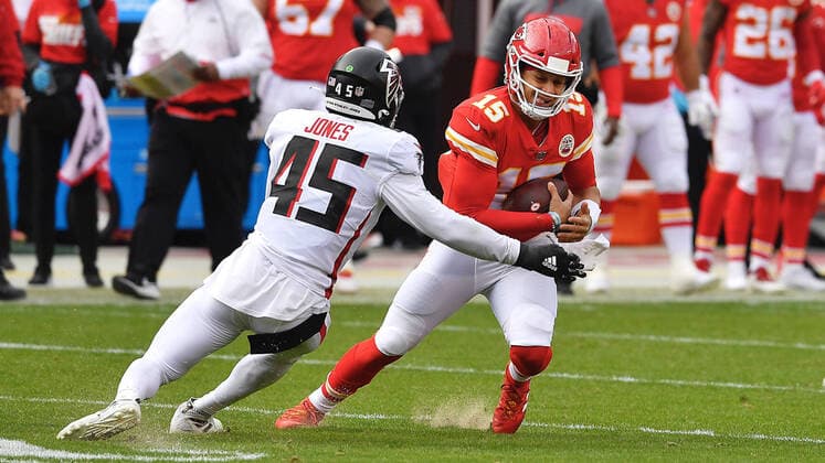 December 20, 2020, Kansas City, MO: Kansas City Chiefs quarterback Patrick Mahomes is pressured by Atlanta Falcons linebacker Deion Jones in the first half Sunday, December 27, 2020, at Arrowhead Stadium in Kansas City, Missouri. Kansas City - ZUMAm67_ 20201220_zaf_m67_230 Copyright: xRichxSuggx