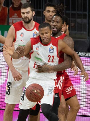 Firm grip Jalen REYNOLDS 8 FCBB holds Devon HALL 22, BA Basketball, FC Bayern Bamberg, Bundesliga, 2020 2021 season, on 27 12 2020 in Munich, A U D I D O M E, Germany Source Copyright Credit Oryk HAIST xx
