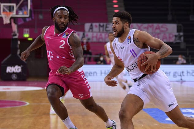 Bonn, TelekomDome, 27 12 2020 Marvin Omuvwie BG Göttingen, right, in a duel with Xavier Pollard Telekom Baskets Bonn in the match of the easyCredit Basketball Bundesliga season 2020 21 between Telekom Baskets Bonn against BG Göttingen on Sunday 27 February 2020 at Telekom Dome, Bonn.