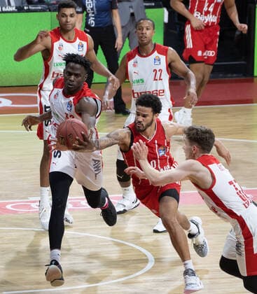 Enteilt Nick WEILER BABB 0 FCBB between Norense ODIASE 32, BA and Bennet HUNDT 33, BA, right basketball, FC Bayern Bamberg, Bundesliga, 2020 2021 season, on 27 12 2020 in Munich, A U D I D O M E, Germany Source Copyright Credit Oryk HAIST xx