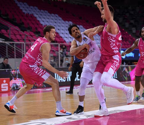 Bonn, TelekomDome, 27 12 2020 Jorge Gutierrez BG Göttingen, left, in a duel with Leon Kratzer Telekom Baskets Bonn in the match of the easyCredit Basketball Bundesliga season 2020 21 between Telekom Baskets Bonn against BG Göttingen on Sunday 27 February 2020 at Telekom Dome, Bonn.