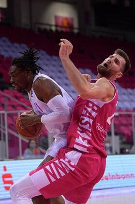 Bonn, TelekomDome, 27 12 2020 Marvin Omuvwie BG Göttingen, left, in a duel with Leon Kratzer Telekom Baskets Bonn in the match of the easyCredit Basketball Bundesliga season 2020 21 between Telekom Baskets Bonn against BG Göttingen on Sunday 27 February 2020 at Telekom Dome, Bonn.