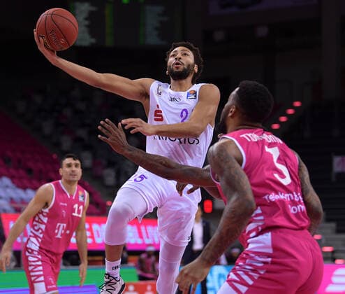 Bonn, TelekomDome, 27 12 2020 Galen Robinson Jr BG Göttingen, left drives through at the basket during the match of the easyCredit Basketball Bundesliga season 2020 21 between Telekom Baskets Bonn against BG Göttingen on Sunday 27 February 2020 at the Telekom Dome, Bonn