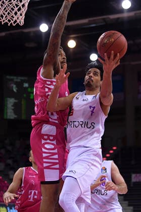 Bonn, TelekomDome, 27 12 2020 Jorge Gutierrez BG Göttingen, right, in a duel with James Thompson IV Telekom Baskets Bonn in the match of the easyCredit Basketball Bundesliga season 2020 21 between Telekom Baskets Bonn against BG Göttingen on Sunday 27 February 2020 at Telekom Dome, Bonn.