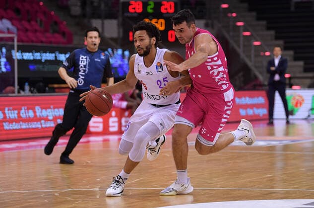 Bonn, TelekomDome, 27 12 2020 Galen Robinson Jr BG Göttingen, left, in a duel with Anthony DiLeo Telekom Baskets Bonn in the match of the easyCredit Basketball Bundesliga season 2020 21 between Telekom Baskets Bonn against BG Göttingen on Sunday 27 February 2020 at Telekom Dome, Bonn.