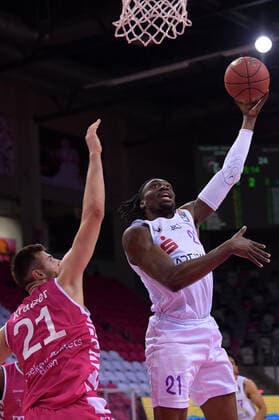 Bonn, TelekomDome, 27 12 2020 Ron Jackson Jr BG Göttingen, right, in a duel with Leon Kratzer Telekom Baskets Bonn in the match of the easyCredit Basketball Bundesliga season 2020 21 between Telekom Baskets Bonn against BG Göttingen on Sunday 27 February 2020 at Telekom Dome, Bonn.