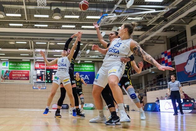 Klaudia Grudzien 23, GISA Lions SV Halle keeps the way clear against Chelsea Waters Saarlouis for Darien Huff 02, GISA Lions SV Halle and Klara BRICHACOVA Saarlouis GISA Lions SV Halle vs inexio Royals from Saarlouis Basketball 1 Bundesliga ERDGAS Sportarena Halle Saale 27 12 2020 Foto Holger John Sachsen Anhalt Germany