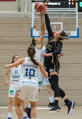 Styliani Stella Fouraki 15, GISA Lions SV Halle vs Klara BRICHACOVA Saarlouis GISA Lions SV Halle vs inexio Royals from Saarlouis Basketball 1 Bundesliga ERDGAS Sportarena Halle Saale 27 12 2020 Foto Holger John Sachsen Anhalt Germany