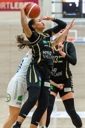 Chelsea Waters Saarlouis sets against Charlotte Kreuter 13, GISA Lions SV Halle GISA Lions SV Halle vs inexio Royals from Saarlouis Basketball 1 Bundesliga ERDGAS Sportarena Halle Saale 27 12 2020 Foto Holger John Sachsen Anhalt Germany