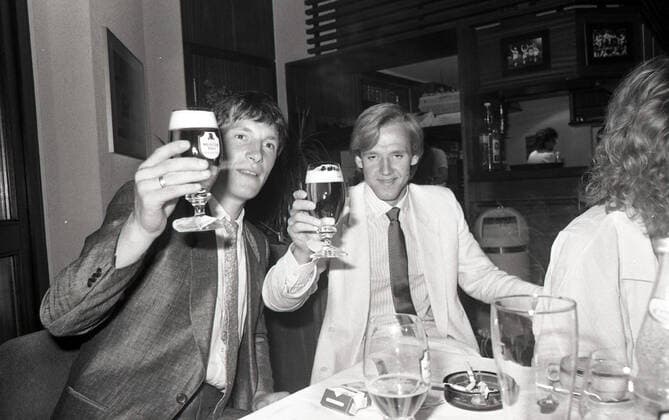 26 05 1984 VfB Stuttgart championship 1984 reception city hall Germany, Stuttgart, 26 05 1984, football, Bundesliga, season 1983 1984, 26 05 1984 VfB Stuttgart championship 1984 reception city hall v l Asgeir Sigurvinsson, Dan Corneliusson drink beer