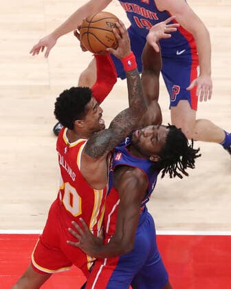 December 28, 2020, Atlanta, GA, USA: Atlanta Hawks John Collins goes to the basket for two against Detroit Pistons defender Isaiah Stewart in a NBA, Basketball Herren, USA basketball game on Monday, Dec. 28, 2020, in Atlanta. Atlanta USA - ZUMAm67_ 0109192748st Copyright: xCurtisxComptonx xCurtis.Comptonx