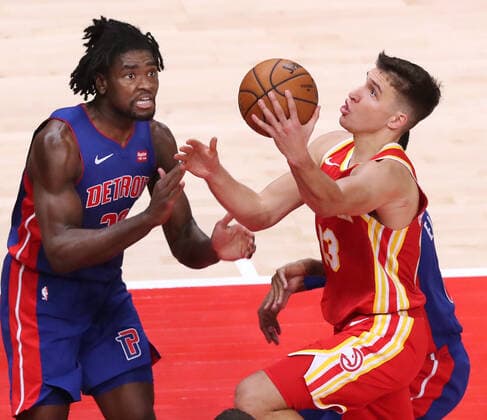 December 28, 2020, Atlanta, GA, USA: Atlanta Hawks guard Bogdan Bogdanovic goes to the basket for two against Detroit Pistons Isaiah Stewart in a NBA, Basketball Herren, USA basketball game on Monday, Dec. 28, 2020, in Atlanta. Atlanta USA - ZUMAm67_ 0109192792st Copyright: xCurtisxComptonx xCurtis.Comptonx