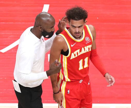 December 28, 2020, Atlanta, GA, USA: Atlanta Hawks head coach Lloyd Pierce confers with Trae Young during first half action against the Detroit Pistons in a NBA, Basketball Herren, USA basketball game on Monday, Dec. 28, 2020, in Atlanta. Atlanta USA - ZUMAm67_ 0109192793st Copyright: xCurtisxComptonx xCurtis.Comptonx
