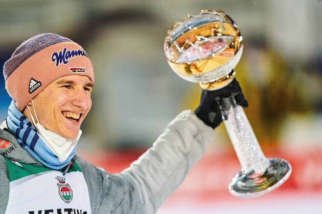 Bilder des Jahres 2020, Sport 12 Dezember Sport Themen der Woche KW53 Sport Bilder des Tages Karl GEIGER, GER with trophy is the winner of Oberstdorf at the Four Hills Tournament Ski jumping, Skispringen, Ski, nordisch at Audi Arena, Schattenbergschanze in Oberstdorf, Bavaria, Germany, December 29, 2020.