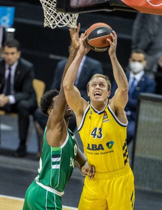 Basketball Euroleague, Alba Berlin Zalgiris Kaunas, Main Round, Matchday 17, Mercedes Benz Arena ALBAs Luke Sikma r jumps to the basket against Nigel Hayes of Zalgiris Kaunas ALBA Berlin Zalgiris Kaunas