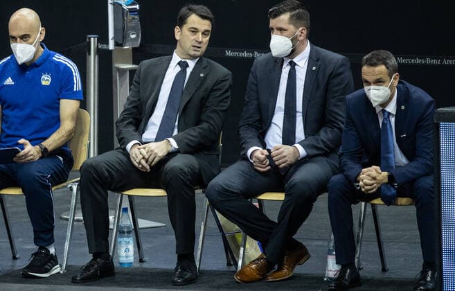Basketball Euroleague, Alba Berlin Zalgiris Kaunas, Main Round, Matchday 17, Mercedes Benz Arena ALBAs athletic trainer Pepe Silva Moreno l r , co-trainer Israel Gonzalez, co-trainer Sebastian Trzciona and individual trainer Carlos Frade sit courtside ALBA Berlin Zalgiris Kaunas