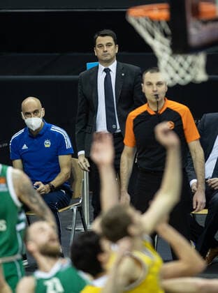 Basketball Euroleague, Alba Berlin Zalgiris Kaunas, Main Round, Matchday 17, Mercedes Benz Arena ALBAs athletic trainer Pepe Silva Moreno l and co-trainer Israel Gonzalez watch the game Coach Reneses is absent due to a positive coronatest ALBA Berlin Zalgiris Kaunas
