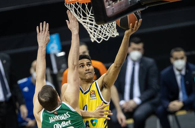Basketball Euroleague, Alba Berlin Zalgiris Kaunas, Main Round, Matchday 17, Mercedes Benz Arena ALBAs Maodo Lo r jumps with the ball to the basket against Paulius Jankunas of Zalgiris Kaunas ALBA Berlin Zalgiris Kaunas