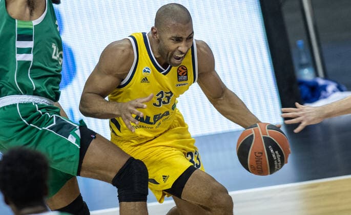 Basketball Euroleague, Alba Berlin Zalgiris Kaunas, Main Round, Matchday 17, Mercedes Benz Arena ALBAs Jayson Granger plays the ball ALBA Berlin Zalgiris Kaunas