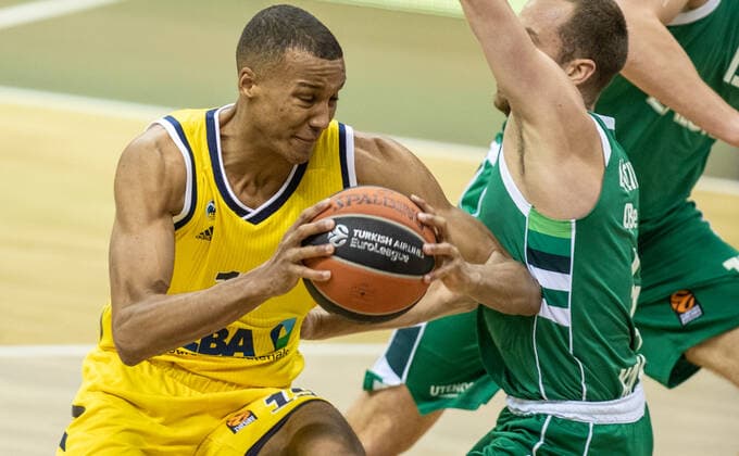 Basketball Euroleague, Alba Berlin Zalgiris Kaunas, Main Round, Matchday 17, Mercedes Benz Arena ALBAs Louis Olinde l fights Lukas Lekavicius of Zalgiris Kaunas for the ball ALBA Berlin Zalgiris Kaunas