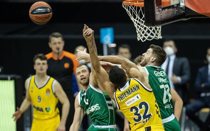 Basketball Euroleague, Alba Berlin Zalgiris Kaunas, Main Round, Matchday 17, Mercedes Benz Arena ALBAs Johannes Thiemann M fights for the ball against Lukas Lekavicius l and Martinas Geben r of Zalgiris Kaunas ALBA Berlin Zalgiris Kaunas