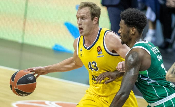Basketball Euroleague, Alba Berlin Zalgiris Kaunas, Main Round, Matchday 17, Mercedes Benz Arena ALBAs Luke Sikma l fights for the ball against Nigel Hayes of Zalgiris Kaunas ALBA Berlin Zalgiris Kaunas