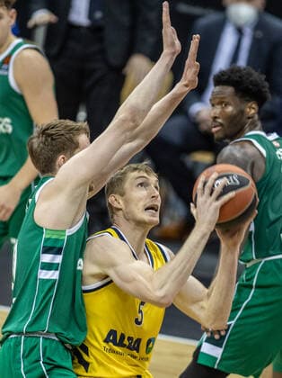 Basketball Euroleague, Alba Berlin Zalgiris Kaunas, Main Round, Matchday 17, Mercedes Benz Arena ALBAs Niels Giffey r fights for the ball against Thomas Walkup of Zalgiris Kaunas ALBA Berlin Zalgiris Kaunas