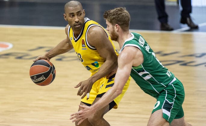 Basketball Euroleague, Alba Berlin Zalgiris Kaunas, Main Round, Matchday 17, Mercedes Benz Arena ALBAs Jayson Granger l fights for the ball against Thomas Walkup of Zalgiris Kaunas ALBA Berlin Zalgiris Kaunas