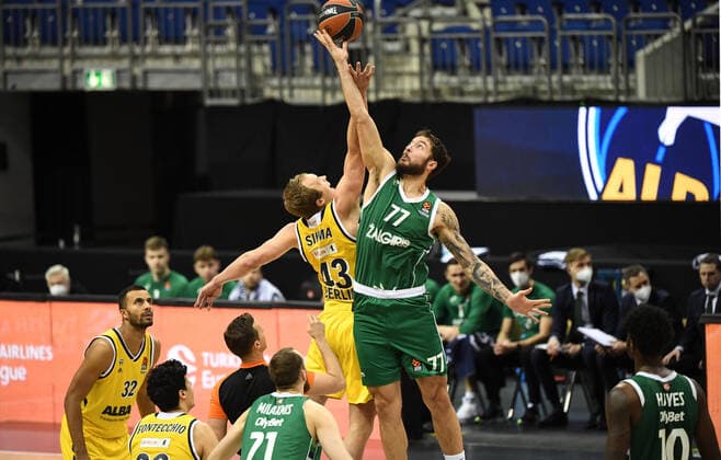 Basketball, mens, 2020 2021 season, EuroLeague matchday 17 , Alba Berlin Zalgiris Kaunas, v l Luke Sikma Alba Berlin , Joffrey Lauvergne Zalgiris Kaunas , 29 12 2020, Copyright: xSebastianxRäppoldx xMatthiasxKox